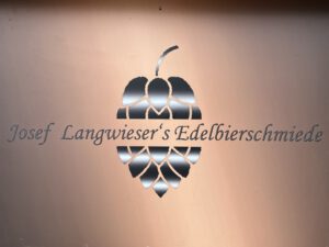 Read more about the article Josef Langwieser’s Edelbierschmiede – Über edle Möbel zum edlen Bier