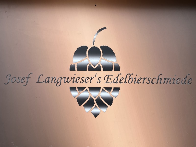 You are currently viewing Josef Langwieser’s Edelbierschmiede – Über edle Möbel zum edlen Bier